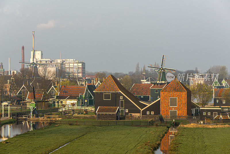 荷兰传统村庄Zaanse Schans的风车全景图